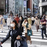 東京・銀座で軽装で行き交う人たち＝14日午後
