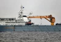 14日に津軽海峡を通過したロシア海軍の兵器輸送艦（防衛省統合幕僚監部提供）