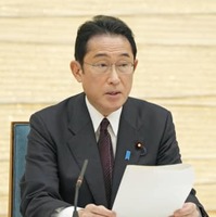 政府与党連絡会議であいさつする岸田首相＝15日午後、首相官邸