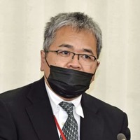 記者会見する、地下鉄サリン事件被害者で映画監督のさかはらあつしさん＝15日午後、厚労省