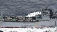 甲板に車両を搭載し航行するロシア海軍の戦車揚陸艦（防衛省統合幕僚監部提供）