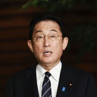 宮城、福島両県で震度6強を観測した地震を受け、報道陣の取材に応じる岸田首相＝17日午前1時52分、首相官邸