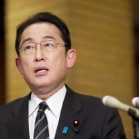 記者団の取材に応じる岸田首相＝17日夜、首相公邸