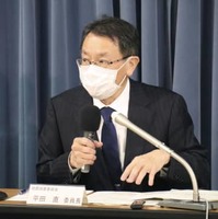 記者会見する地震調査委員会の平田直委員長＝17日午後、文科省