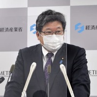 記者会見する萩生田経産相＝18日午前、経産省