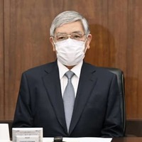 金融政策決定会合に臨む日銀の黒田総裁＝18日午前、日銀本店（代表撮影）