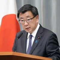 記者会見する松野官房長官＝18日午前、首相官邸