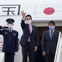 インド、カンボジア歴訪日程を終え、プノンペン国際空港を出発する岸田首相＝21日（共同）