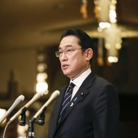 ウクライナのゼレンスキー大統領のオンライン演説後、記者団の取材に応じる岸田首相＝23日夜、首相公邸