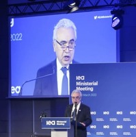 国際エネルギー機関（IEA）閣僚理事会で、各国代表らを前に話すビロル事務局長＝23日、パリ（共同）