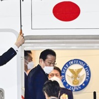 G7首脳会合に出席するためベルギーへ向けて出発する岸田首相＝23日午後11時29分、羽田空港