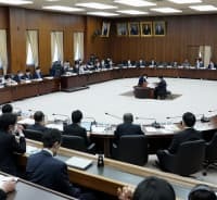 討議を行った衆院憲法審査会＝24日午前