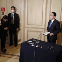 北朝鮮のミサイル発射を受け、記者の質問に答える岸田首相＝24日、ブリュッセル（共同）