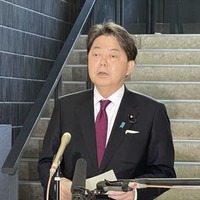 記者団の取材に応じる林外相＝25日午前、外務省