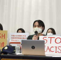 記者会見するプロジェクト共同代表の田所真理子ジェイさん（右から3人目）ら＝25日午後、東京都内