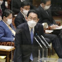参院決算委で答弁する岸田首相＝28日午前