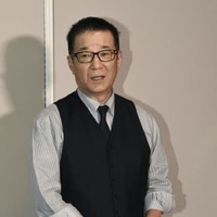 記者団の取材に応じる日本維新の会代表の松井一郎大阪市長＝28日午後、大阪市役所