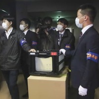 徳島市長のリコール運動を巡り、差し押さえた署名簿を運び出す徳島県警の捜査員＝29日午後、徳島市役所