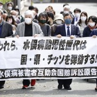 水俣病患者認定を巡る訴訟の判決で、熊本地裁に向かう原告団＝30日午後