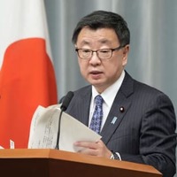 記者会見する松野官房長官＝31日午前、首相官邸