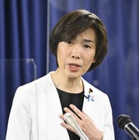 職員に離任のあいさつをする堀内ワクチン相＝31日夜、内閣府