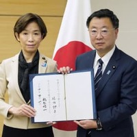ワクチン接種推進担当相を辞任した堀内詔子氏（左）との事務引き継ぎ式に臨む松野官房長官＝1日午前、首相官邸