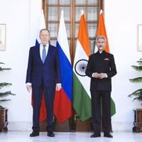 会談に臨むロシアのラブロフ外相（左）とインドのジャイシャンカル外相＝1日、ニューデリー（ジャイシャンカル氏のツイッターより、ロイター＝共同）