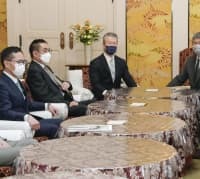 会談に臨む自民党の高木国対委員長（右から2人目）と立憲民主党の馬淵国対委員長（同3人目）ら＝1日午後、国会
