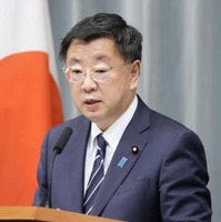 記者会見する松野官房長官＝1日午後、首相官邸