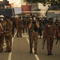 3日、政府への抗議デモで警備に当たる警察官ら＝コロンボ（AP＝共同）