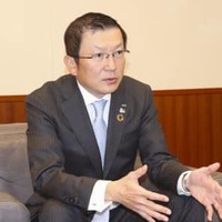 インタビューに応じるあいおいニッセイ同和損害保険の社長に就任した新納啓介氏