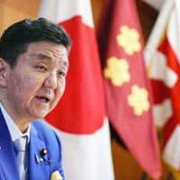 インタビューに答える岸防衛相＝4日午前、防衛省