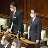 衆院本会議で経済安全保障推進法案に賛成する岸田首相（右）＝7日午後