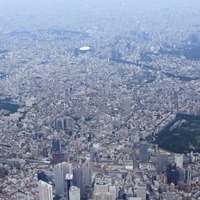 高層ビルが立ち並ぶ新宿副都心＝2017年6月（共同通信社ヘリから）