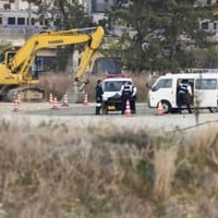 九州大跡地を調べる福岡県警の捜査員＝7日午後6時16分、福岡市東区