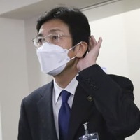 百条委員会終了後、記者会見する斉藤栄熱海市長＝8日午後、静岡県熱海市