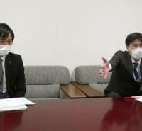 記者会見する四国電力送配電の担当者ら＝8日午後、高松市