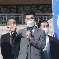 滋賀県草津市で街頭演説する立憲民主党の泉代表＝9日
