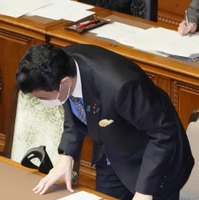 参院本会議で改正自衛隊法が可決、成立し一礼する岸防衛相＝13日午後