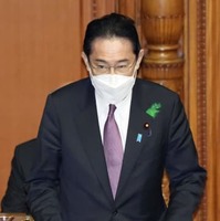 参院本会議に臨む岸田首相＝13日午前