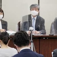 判決後、記者会見する原告の福田圭子さん（左）ら。中央は代理人の海渡雄一弁護士＝14日午後、東京・霞が関の司法記者クラブ