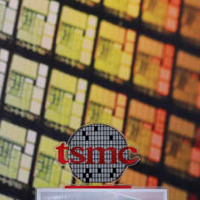 台湾半導体大手TSMCのロゴ＝2018年8月、台湾北西部・新竹（ロイター＝共同）