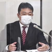 東京地裁判決を受け、記者会見する加藤尚徳さん＝15日午後、東京・霞が関の司法記者クラブ