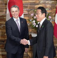 スイスのカシス大統領兼外相（左）との会談を前に握手する岸田首相＝18日午後、首相官邸