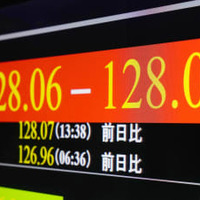 1ドル＝128円台をつけた円相場を示すモニター＝19日午後1時40分、東京・東新橋