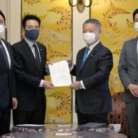 合意文書を手にする日本維新の会の馬場共同代表（中央右）と国民民主党の前原代表代行（中央左）ら＝20日午後、国会