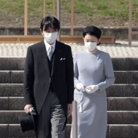 明治天皇陵を参拝された秋篠宮ご夫妻＝22日午後、京都市伏見区（代表撮影）