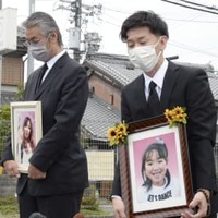 法要後、取材に応じる遺族代表の中江美則さん（左）と小谷真樹さん＝23日午前、京都府亀岡市