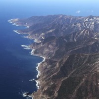 北海道・知床半島の海岸線＝27日午後（共同通信社ヘリから）