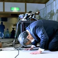 知床半島沖の観光船遭難事故の記者会見を終え、土下座して謝罪する「知床遊覧船」の桂田精一社長＝27日午後7時15分、北海道斜里町